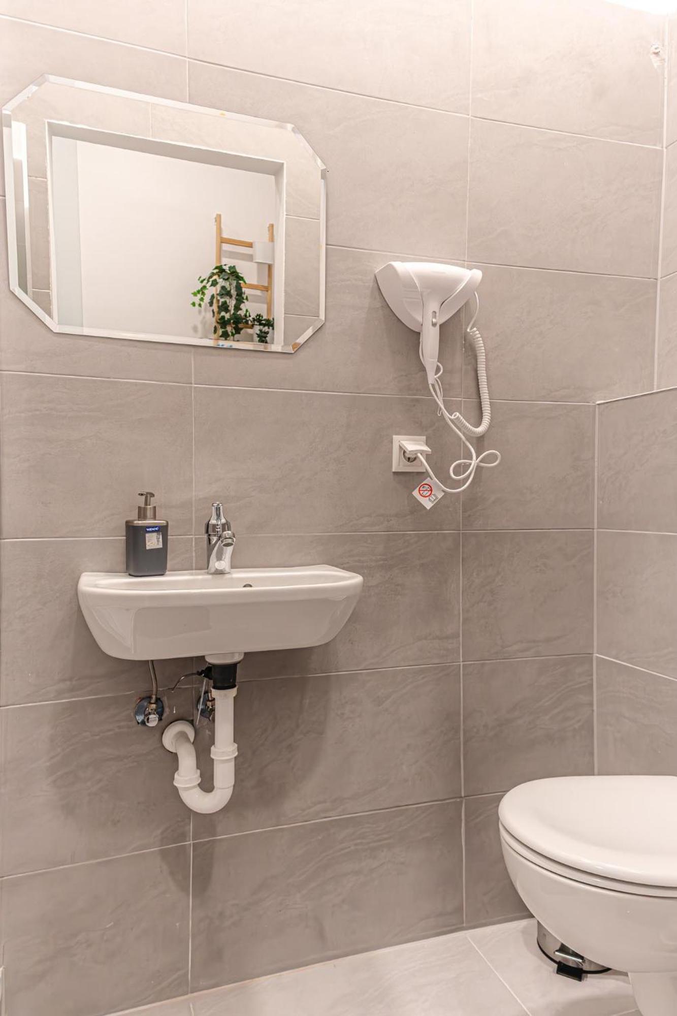 Stylish Studio Apartment Wiener Stadthalle Exterior foto